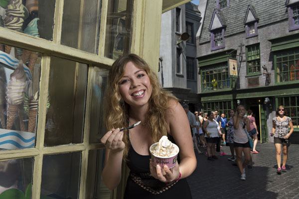 Jennette McCurdy Enjoys Ice Cream and Harry Potter Diagon Alley